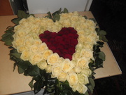 Композиция на стол Сердце 101 роза белые и красные
